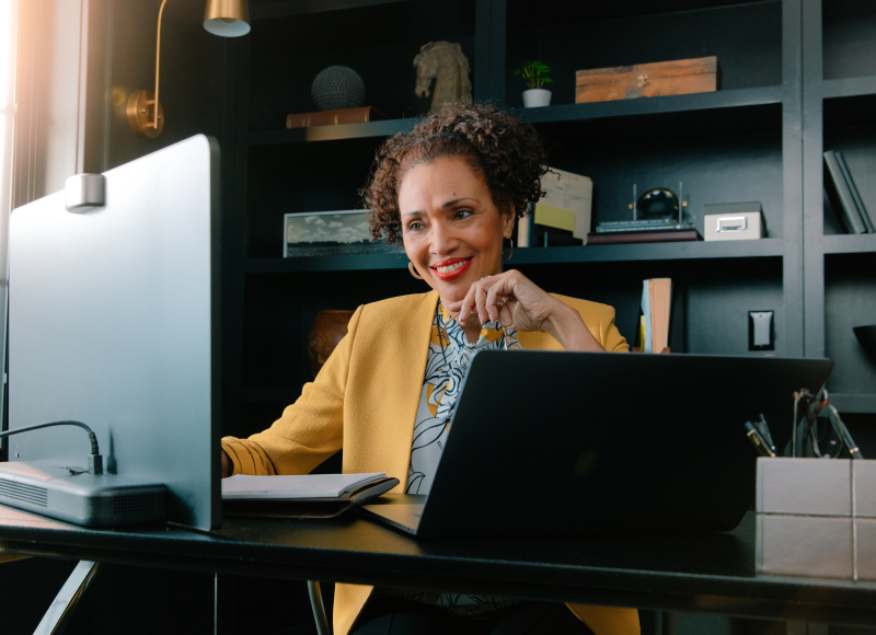 Frau arbeitet an einem Computer