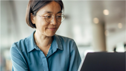 Vrouw achter de computer