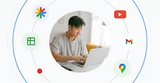 Um jovem usando um laptop e rodeado pelos logotipos dos produtos do Google.