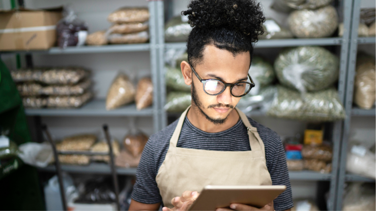 Une personne utilise une tablette dans la r�serve d'un restaurant.
