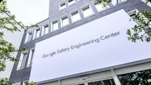 Um painel do Centro de engenharia de seguran�a da Google no exterior de um arranha-c�us.