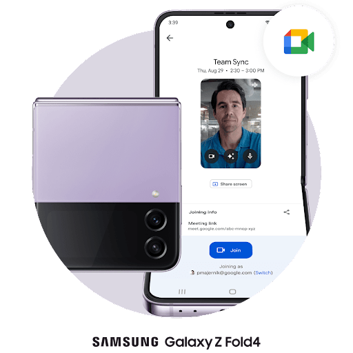 Um smartphone Pixel Fold fechado ao lado de um smartphone dobr�vel aberto na horizontal. Uma conversa do Google Meet chamada "Team Sync". A pessoa do outro lado est� ouvindo. O logotipo do Google Meet aparece ao lado do smartphone aberto.