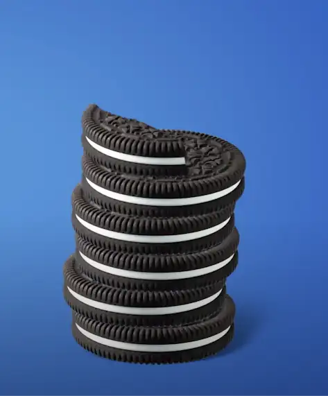 Primer plano de una galleta Oreo sobre fondo azul.