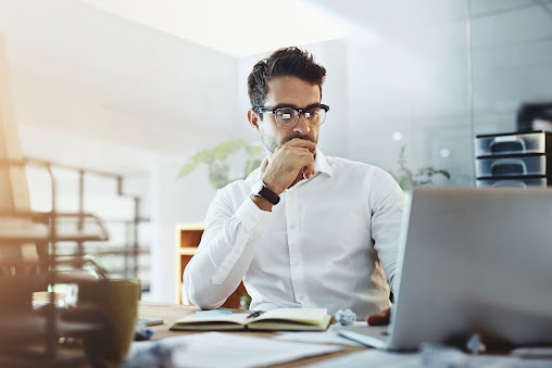 Homem usando um computador