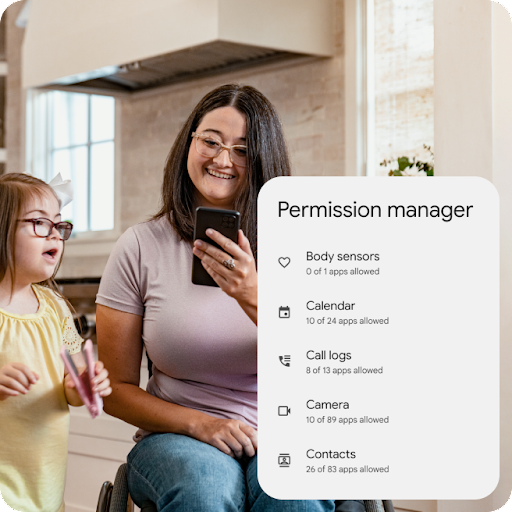 Rodzic na wózku inwalidzkim uśmiecha się, patrząc na telefon z Androidem, a jego dziecko śpiewa i tańczy. Nakładka graficzna przedstawia szczegóły menedżera uprawnień, w tym liczbę aplikacji, które mają dostęp do czujników na ciele, a także do kalendarza, rejestrów połączeń, aparatu i kontaktów.