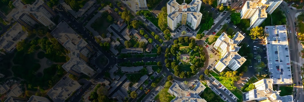 Vista de p�jaro de edificios de apartamentos en una ciudad