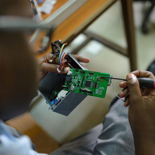 Engineer Bainomugisha beim Bau eines Sensors in seinem Labor an der Makerere University