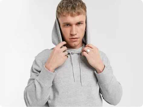 Homme portant un sweat-shirt à capuche