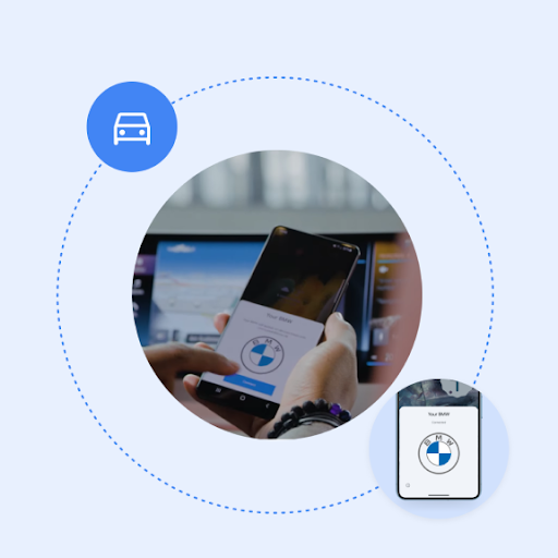 इमेज में नज़र आ रहा है कि किसी व्यक्ति ने मोबाइल फ़ोन पकड़ा हुआ है और उसके बैकग्राउंड में कार के डैशबोर्ड पर लगा टैबलेट है. फ़ोन पर "कनेक्ट करें" बटन और BMW का लोगो दिख रहा है. इमेज के चारों ओर बिंदुओं वाली लाइन से गोल घेरा बना है और इस पर BMW का लोगो और कार का आइकॉन दिख रहा है.