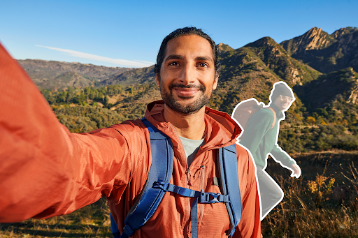 Lalaking nag-e-edit ng selfie na kinuha niya habang nagha-hike sa kabundukan para magtanggal ng photo bomber.