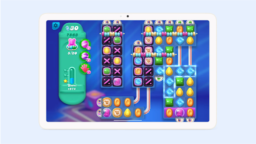 Una tablet muestra el juego Candy Crush Soda Saga con pajitas, caramelos y la puntuaci�n en pantalla.