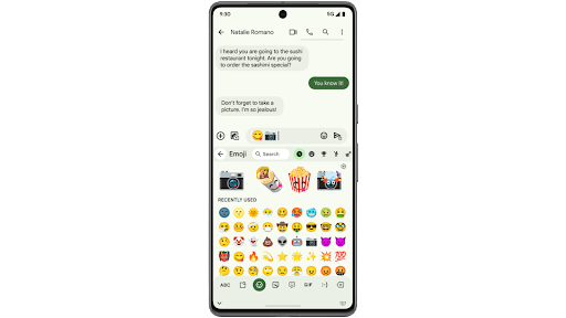 Algu�m a usar a funcionalidade Emoji de cozinha num telem�vel Android para criar e partilhar um emoji de c�mara combinado com um emoji de cara feliz com a l�ngua de fora.