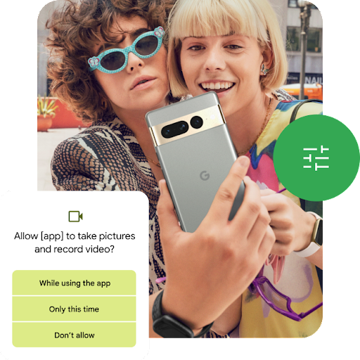 En bruker tar en selfie med venner ved hjelp av en Android-smarttelefon. Android ber brukeren om � velge et tilgangsniv� for appen for � ta bilder og spille inn videoer.