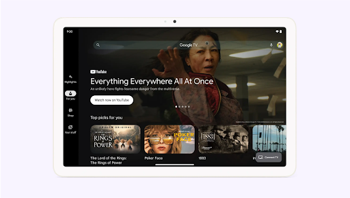 La pantalla de una tablet muestra la p�gina principal de Google TV, con recomendaciones de series, pel�culas y v�deos de YouTube.