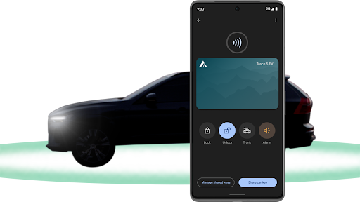 自動車に近づいてから、Android スマートフォンで自動車用デジタルキーを使って車のロックを自動解除している。