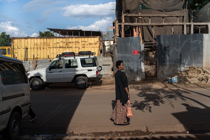 Clementine caminando por una calle de Bukavu, Rep�blica Democr�tica del Congo