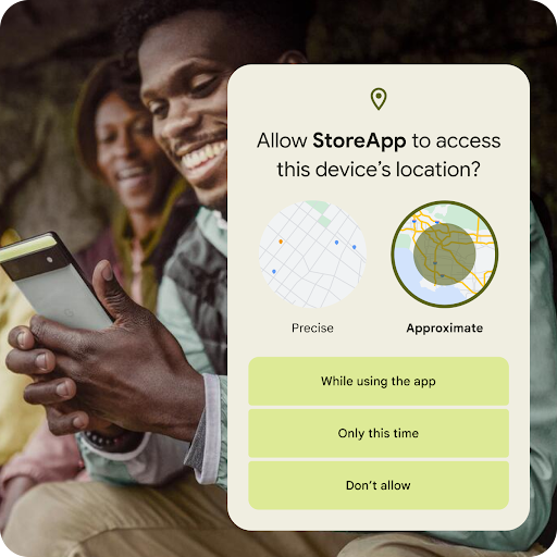 Das Bild einer Gruppe von Freunden, die in einer felsigen Umgebung sitzen, wobei eine der Personen auf ein Android-Smartphone blickt.  In einem grafischen Overlay wird nach einer Berechtigung gefragt, einer App Zugriff auf den ungefähren oder genauen Standort zu genehmigen. Zu den weiteren Optionen gehören „Bei Nutzung der App“, „Nur dieses Mal“ und „Nicht erlauben“.