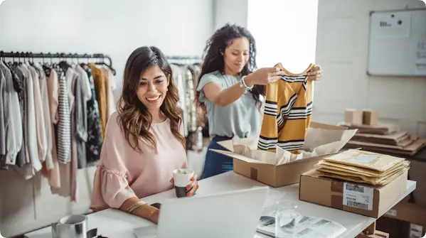 Propriétaires d’entreprise dans une boutique de vêtements