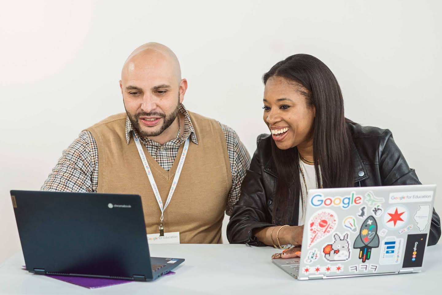 Imagen de dos docentes colaborando en Chromebooks