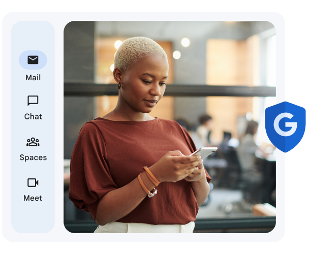 مستخدمة تتصفّح Google Workspace على هاتفها الجوّال، مع حماية ميزة الأمان في Google Workspace
