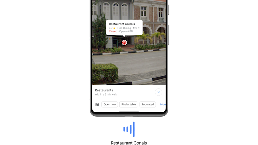 Se usa Lens en Google Maps para escanear una calle comercial y escuchar la informaci�n de los negocios de los alrededores le�da en voz alta por un tel�fono Android.