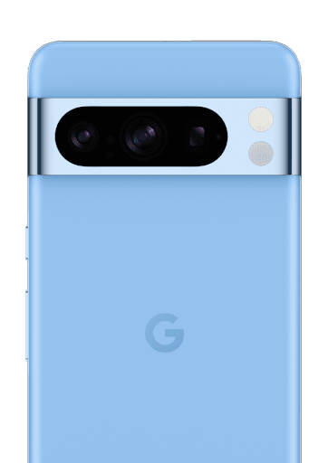 Die blaue R�ckseite eines Google Pixel 8 Pro-Smartphones ist vor einem blauen Hintergrund zu sehen. Im Fokus stehen die drei Kameras. Dieses Modell ist schon erh�ltlich.