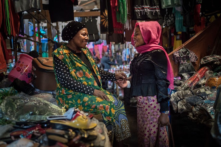 Djamila habla con otra mujer en un mercado en Bukavu.