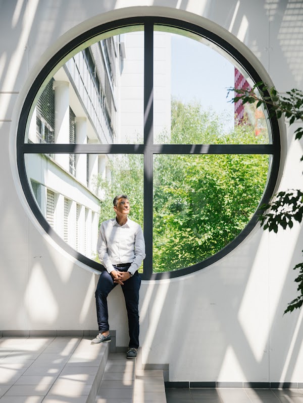 Prof. Antonio Krüger vor rundem Fenster