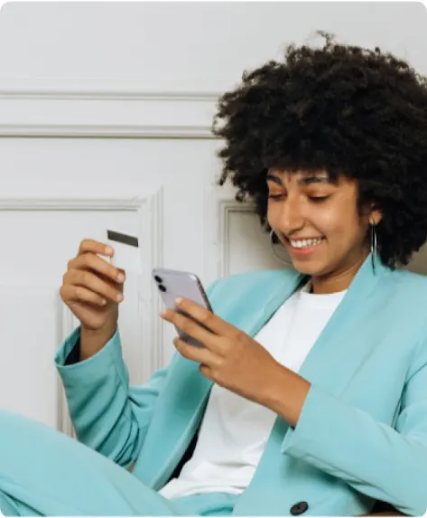 Una mujer joven vestida con un traje realiza una compra desde el dispositivo m�vil.