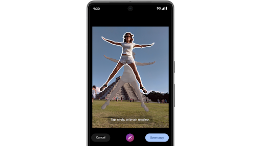 Se usa Editor M�gico en Google Fotos en un tel�fono Android para seleccionar a una persona de una foto y colocarla en un lugar diferente dentro de la misma foto. Al mismo tiempo, la IA generativa rellena el espacio donde antes estaba esa persona.
