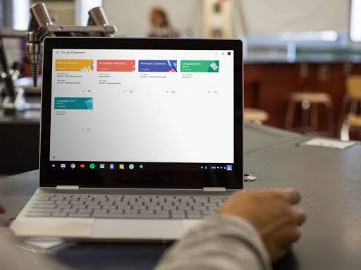 N�rbilde av en Chromebook som st�r p� en pult og har Classroom-skjermen �pen.