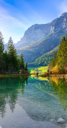 Foto di un lago di montagna, divisa in verticale al centro. Il lato sinistro � in definizione Ultra HDR nitida e vivace, il lato destro � in definizione standard.