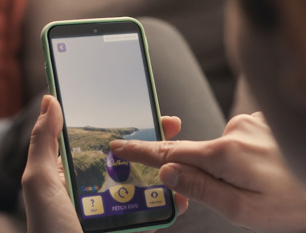 Un huevo Cadbury grande en una experiencia de mapas interactivos en un tel�fono