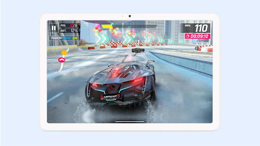 En la pantalla de una tablet se ven coches de carreras del juego Asphalt 9: Legends llegando a la l�nea de meta junto con flechas y globos.