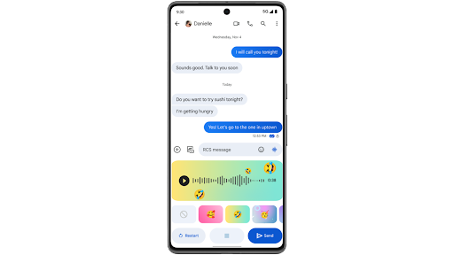 Envoi d'un message vocal dans Google�Messages avec ajout d'un arri�re-plan personnalis� et d'un emoji sur un t�l�phone Android.