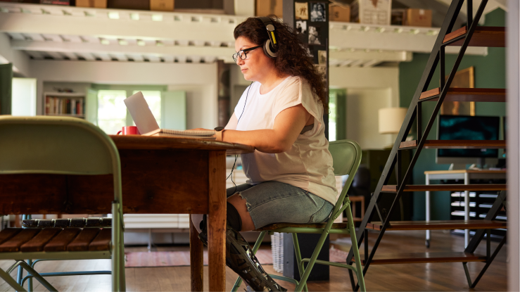 Een vrouw aan het werk op haar computer.