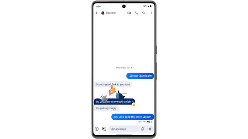 L'image montre un emoji pouce lev� envoy� comme r�action dans Google Messages, puis un emoji anim� form� de trois grands emojis pouce lev�, qui se d�placent sur l'�cran d'un t�l�phone Android.