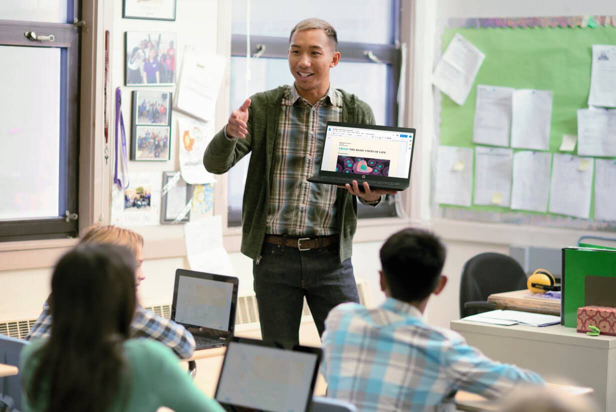 En åpen Chromebook der Google-søkefeltet vises.