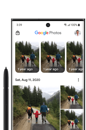 หน้าจอโทรศัพท์ Android ที่มี Google Photos เปิดอยู่และแสดงตารางกริดรูปภาพที่เพิ่งโอนไป