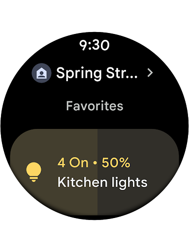 O recurso "Favoritos" do app Google Home para Wear OS � mostrado no rel�gio. Ele mostra que o status do local selecionado do Google Home est� definido como "Em casa" e que as quatro luzes da cozinha est�o acesas. Todas as quatro luzes podem ser controladas no smartwatch e o brilho aparece definido como 50%.