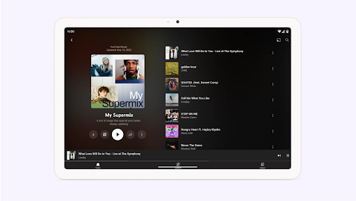 La pantalla de una tablet muestra una lista de reproducci�n Supermix de YouTube Music.