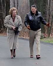 Ronald Reagan e Margaret Thatcher caminham em Camp David em 1986