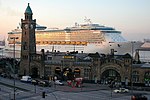 M/S Freedom of the Seas vid Landungsbr�cken i St Pauli och Hamburgs hamn 2006.