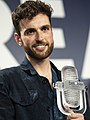 Photograph of Duncan Laurence holding the Eurovision trophy in 2019.