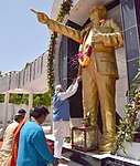 Premiärminister Modi visar vördnad för Ambedkars staty i Mhow.