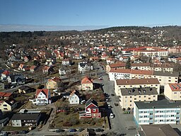 Solbergagatan, korsad av Brahegata, i Torpa sedd västerut. I fonden syns bebyggelse vid Åsenvägen.