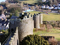 al�m de grandes defesas nas novas cidades, como as muralhas de Conwy.