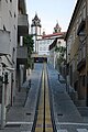 A via do funicular, com a igreja da Misericórdia como fundo