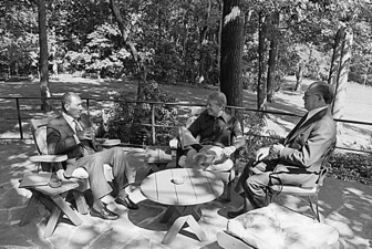 Anwar Sadat, Jimmy Carter e Menachem Begin se encontram no pátio do Aspen Lodge em 6 de setembro de 1978.