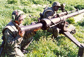 105 mm M40 granatgev�r som laddas.